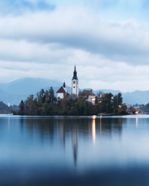 Slovenya 'nın Julian Alps kentindeki Bled Gölü' nün renkli gündoğumu manzarası