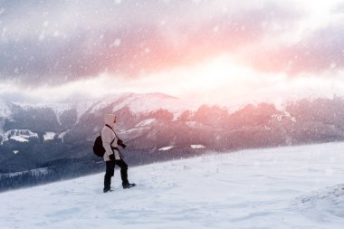 Sırt çantalı yalnız fotoğrafçı.