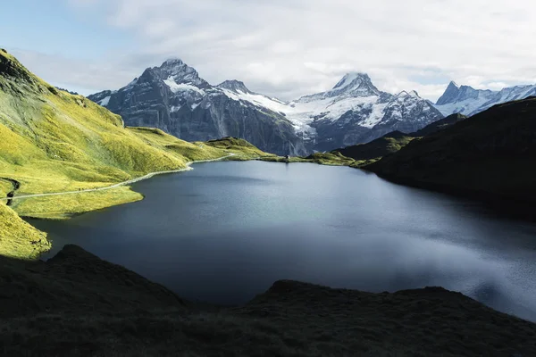 Pintoresca vista del lago Bachalpsee en las montañas de los Alpes suizos —  Fotos de Stock