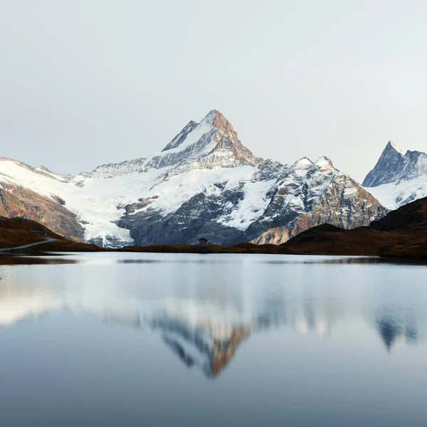 Vista pitoresca sobre o lago Bachalpsee nas montanhas dos Alpes Suíços — Fotografia de Stock