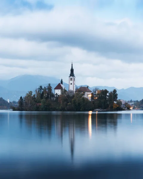 Colorida vista al amanecer del lago Bled en los Alpes Julianos, Eslovenia — Foto de Stock