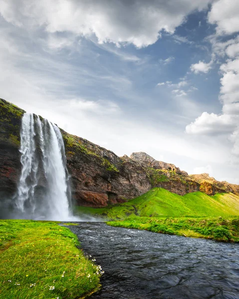 日出在 Seljalandfoss 瀑布在 Seljalandsa 惊人的视野从里面 — 图库照片