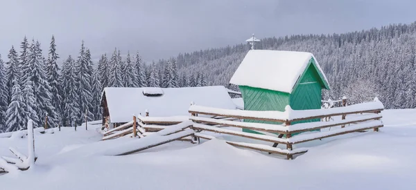 Paesaggio fantastico con cappella verde — Foto Stock