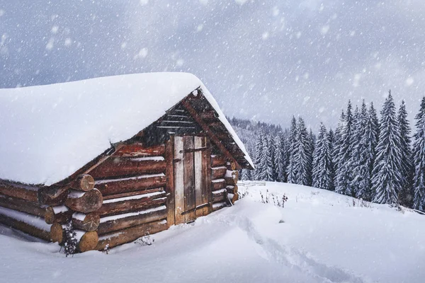 Paesaggio fantastico con casa innevata — Foto Stock