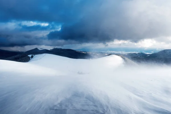 Karlı tepeleri ile fantastik kış manzarası — Stok fotoğraf