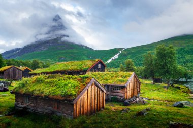 Norveç çim çatılı eski ev