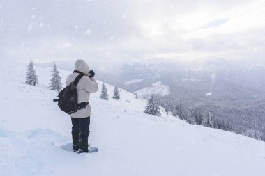 Sırt çantalı yalnız fotoğrafçı.