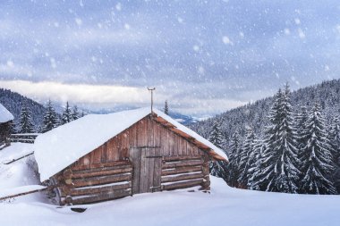 Karlı evle muhteşem manzara