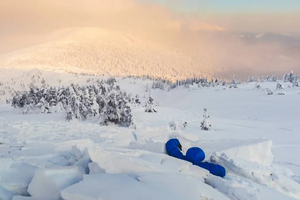 雪の雪崩で覆われた男 — ストック写真