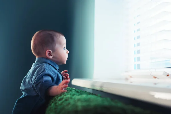 Menino recém-nascido no tapete verde closeup — Fotografia de Stock