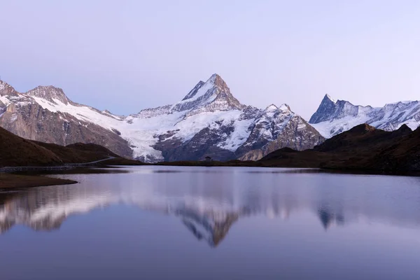 Pintoresca vista del lago Bachalpsee en las montañas de los Alpes suizos —  Fotos de Stock