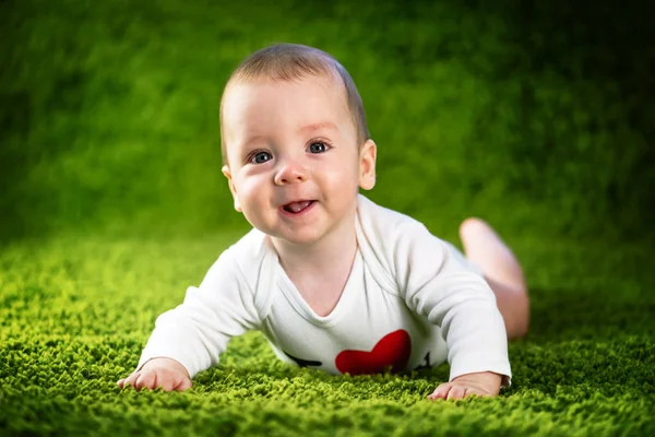 Pasgeboren babyjongen op het groene tapijt closeup — Stockfoto