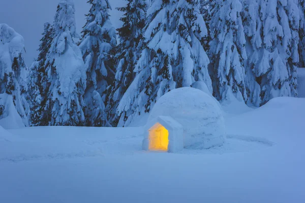 Snow iglú svítí zevnitř — Stock fotografie