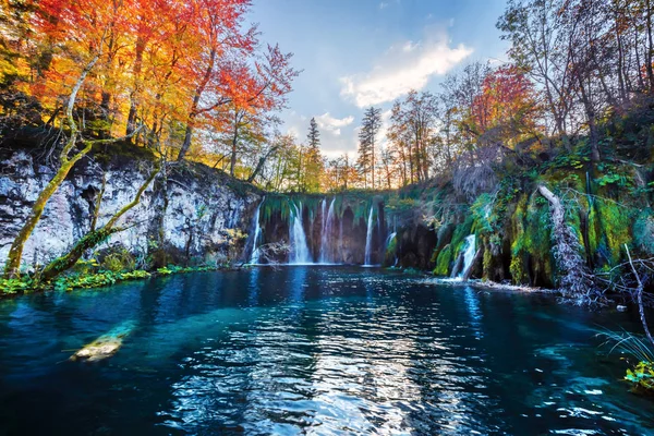 Úžasný vodopád s čistou modrou vodou v Plitvická jezera — Stock fotografie