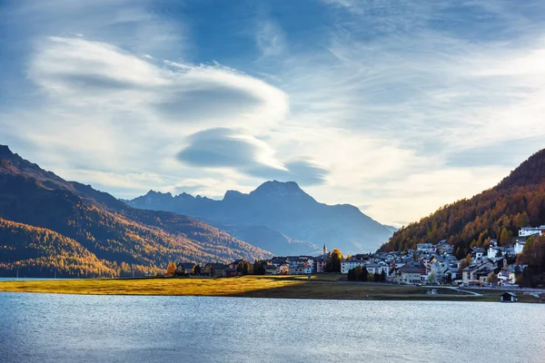 Picturesque view on autumn lake Silvaplana in Swiss Alps — Stock Photo, Image