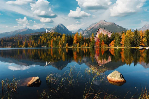 Picturesque autumn view of lake Strbske pleso in High Tatras National Park — Stock Photo, Image