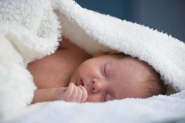 Nyfödd pojke på vit matta närbild — Stockfoto