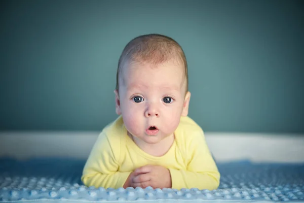 Neugeborener Junge auf blauem Teppich in Nahaufnahme — Stockfoto