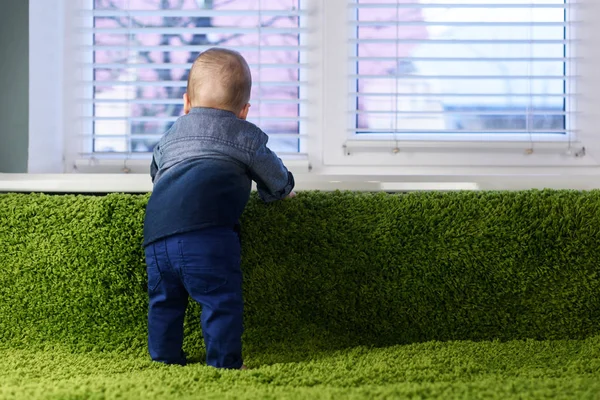 Menino recém-nascido no tapete verde closeup — Fotografia de Stock