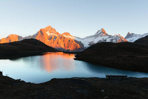 Schilderachtig uitzicht op het meer van Bachalpsee in de Zwitserse Alpen — Stockfoto