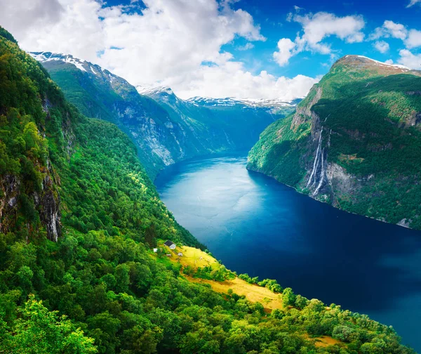 Vista deslumbrante do fiorde Sunnylvsfjorden — Fotografia de Stock