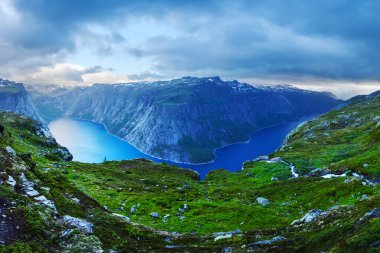 Ringedalsvatnet göl kenarında Trolltunga