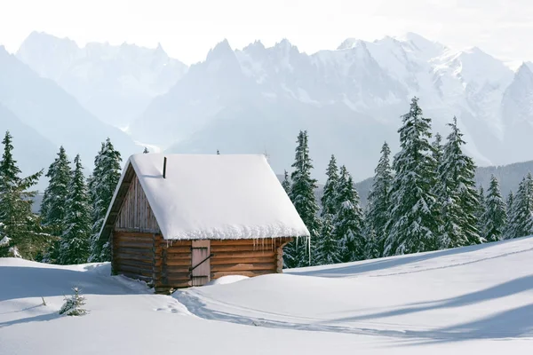 Fantástico paisaje con casa nevada — Foto de Stock
