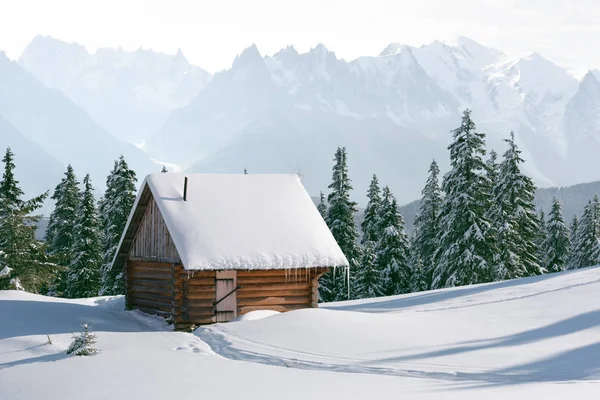 Fantástico paisaje con casa nevada —  Fotos de Stock