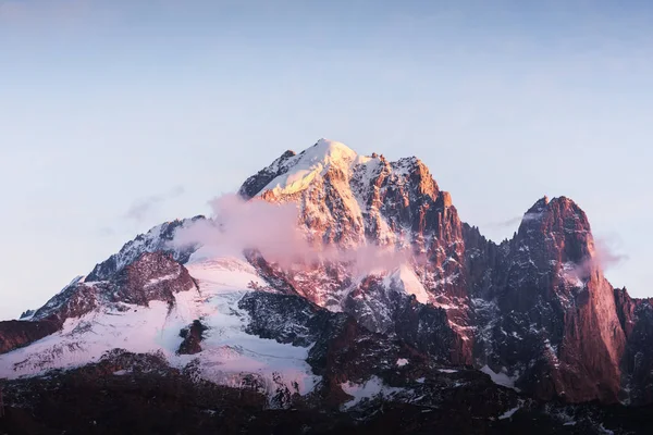 Neuvěřitelné barevné západ slunce na vrcholu Aiguille Verte ve francouzských Alpách — Stock fotografie