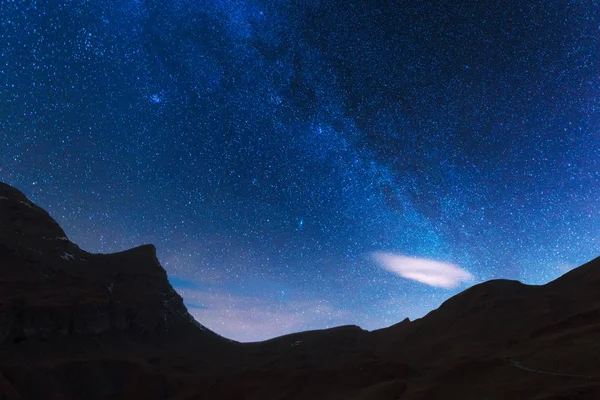 Incrível vista noturna da Via Láctea no céu azul — Fotografia de Stock