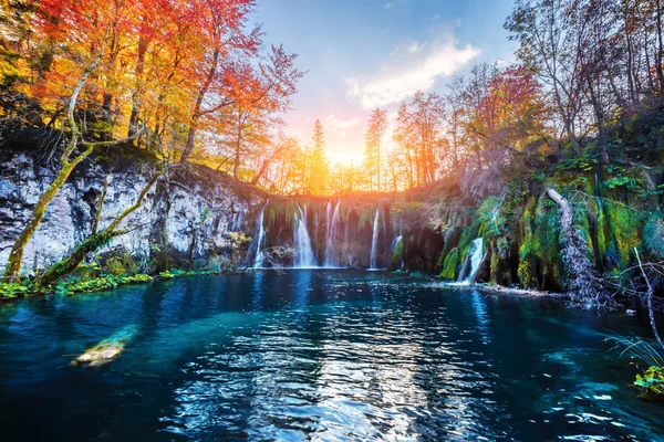 在普利特维采湖与纯净的蓝色水惊人的瀑布 — 图库照片
