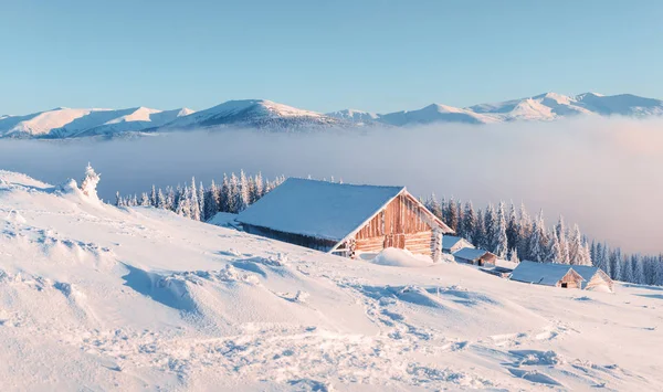 Fantástico paisaje con casa nevada — Foto de Stock