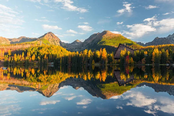 Pintoresca vista otoñal del lago Strbske pleso en el Parque Nacional de High Tatras — Foto de Stock