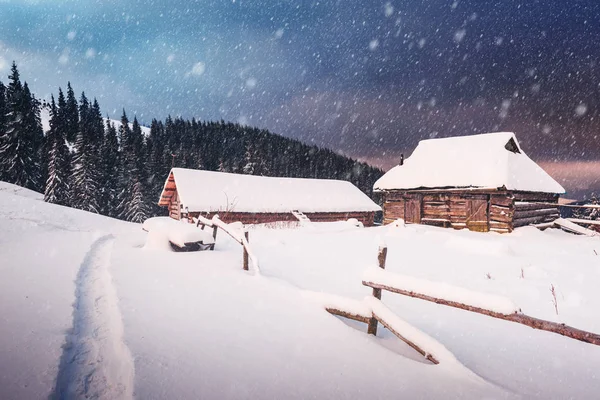 Paesaggio fantastico con casa innevata — Foto Stock