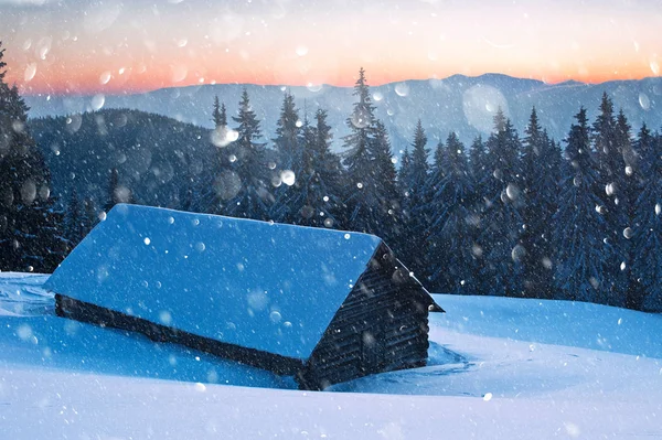 Fantastiskt landskap med snöigt hus — Stockfoto