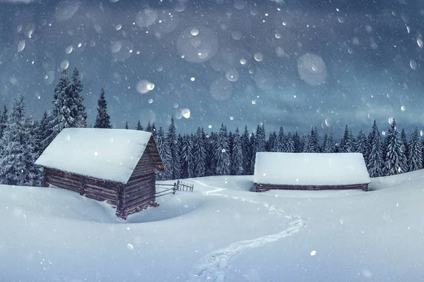 Fantastiskt landskap med snöigt hus — Stockfoto