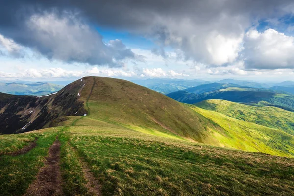 Vista sulle colline rocciose — Foto Stock