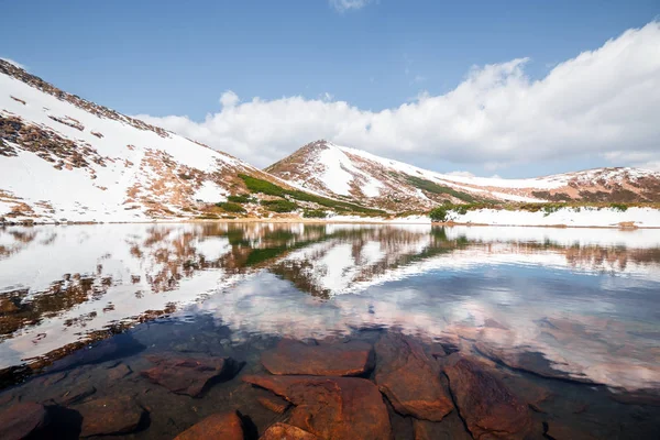 Spring mountain lake with clear water — Stock Photo, Image