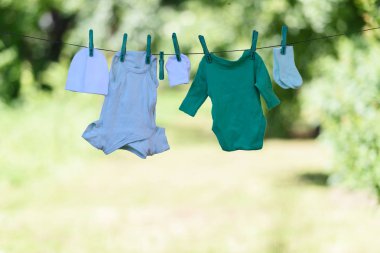Bebek giysileri Bahçe clothesline üzerinde