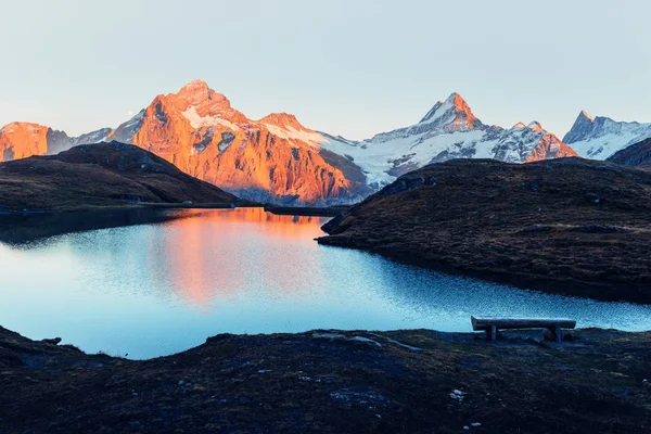 Pintoresca vista del lago Bachalpsee en las montañas de los Alpes suizos — Foto de Stock