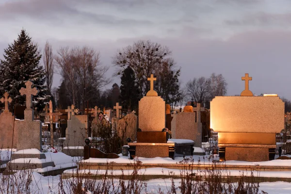 Friedhof mit Marmorgrabstein — Stockfoto