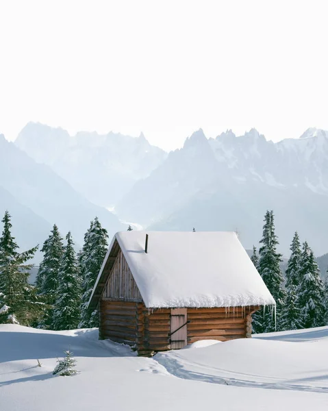 Fantastiskt landskap med snöigt hus — Stockfoto