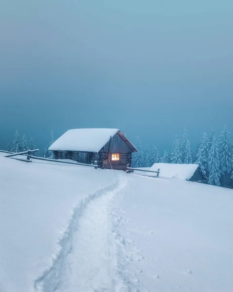 Fantastische Landschaft mit verschneitem Haus — Stockfoto