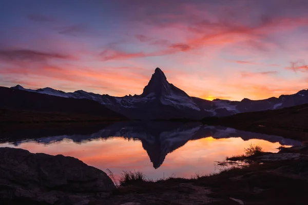 Incrível pôr do sol colorido no lago Stellisee — Fotografia de Stock