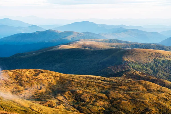 Blick auf die steinigen Hügel — Stockfoto