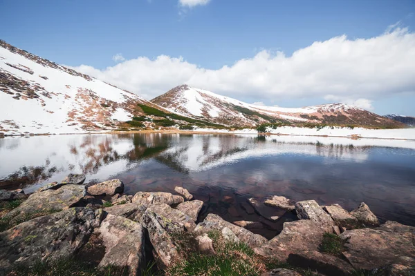 Lago de montanha de primavera com água limpa — Fotografia de Stock