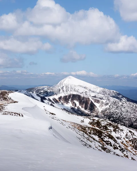 Вид на каменистые шипы со снегом и голубым небом — стоковое фото