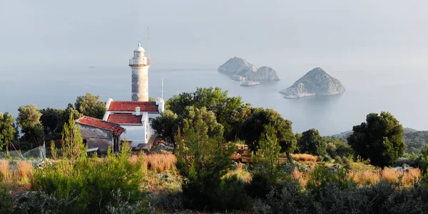 Gelidonya cape deniz feneri ile pitoresk sahne — Stok fotoğraf