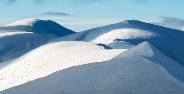 Fantástica paisagem de inverno com colinas nevadas — Fotografia de Stock