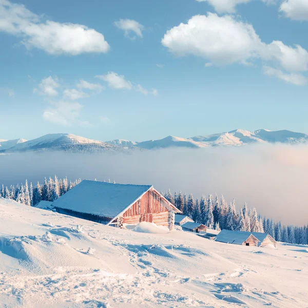 Paesaggio fantastico con casa innevata — Foto Stock